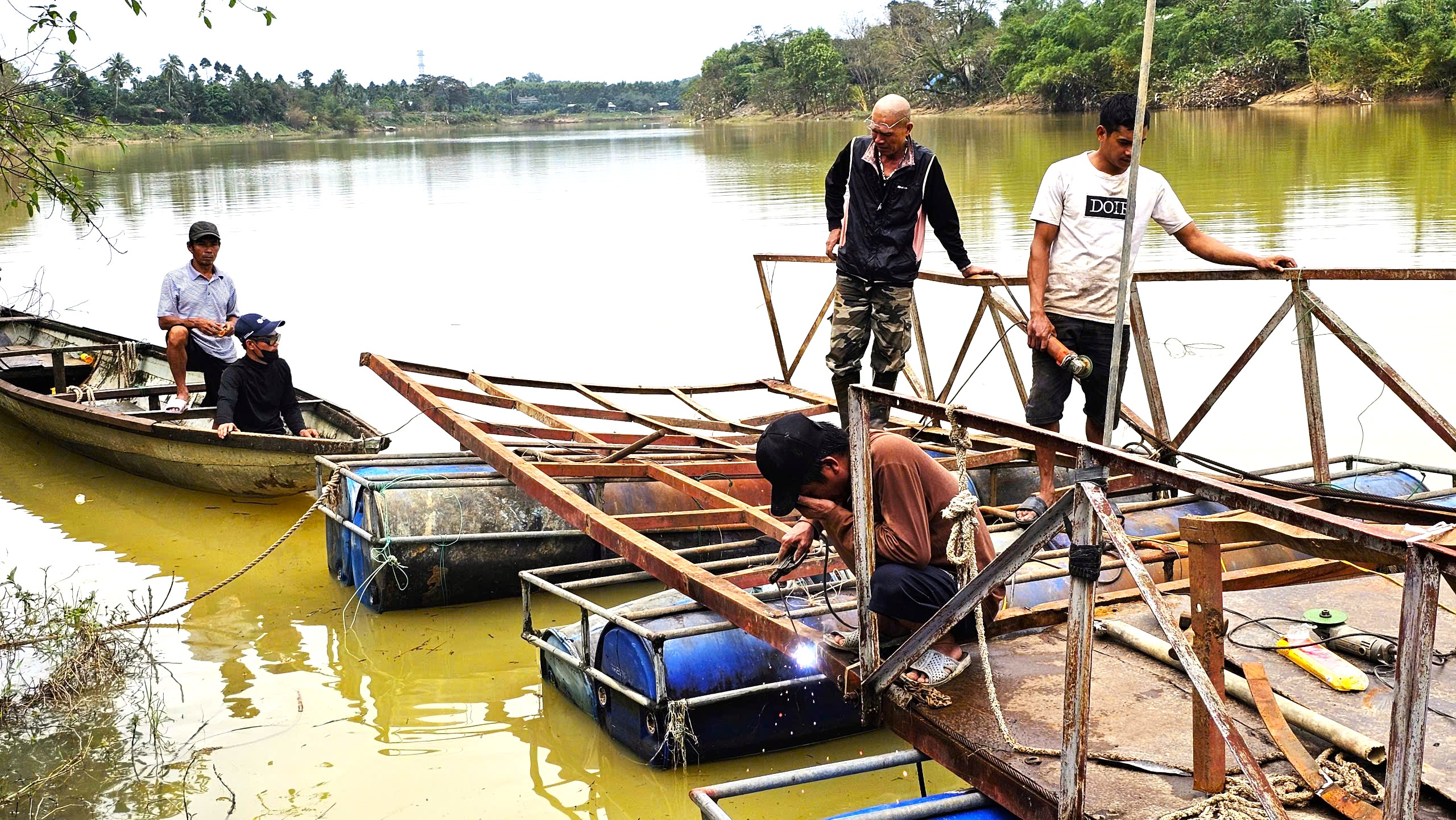 Cận cảnh khắc phục cầu phao La Khê Trẹm ở Huế bị lũ đánh gãy- Ảnh 9.