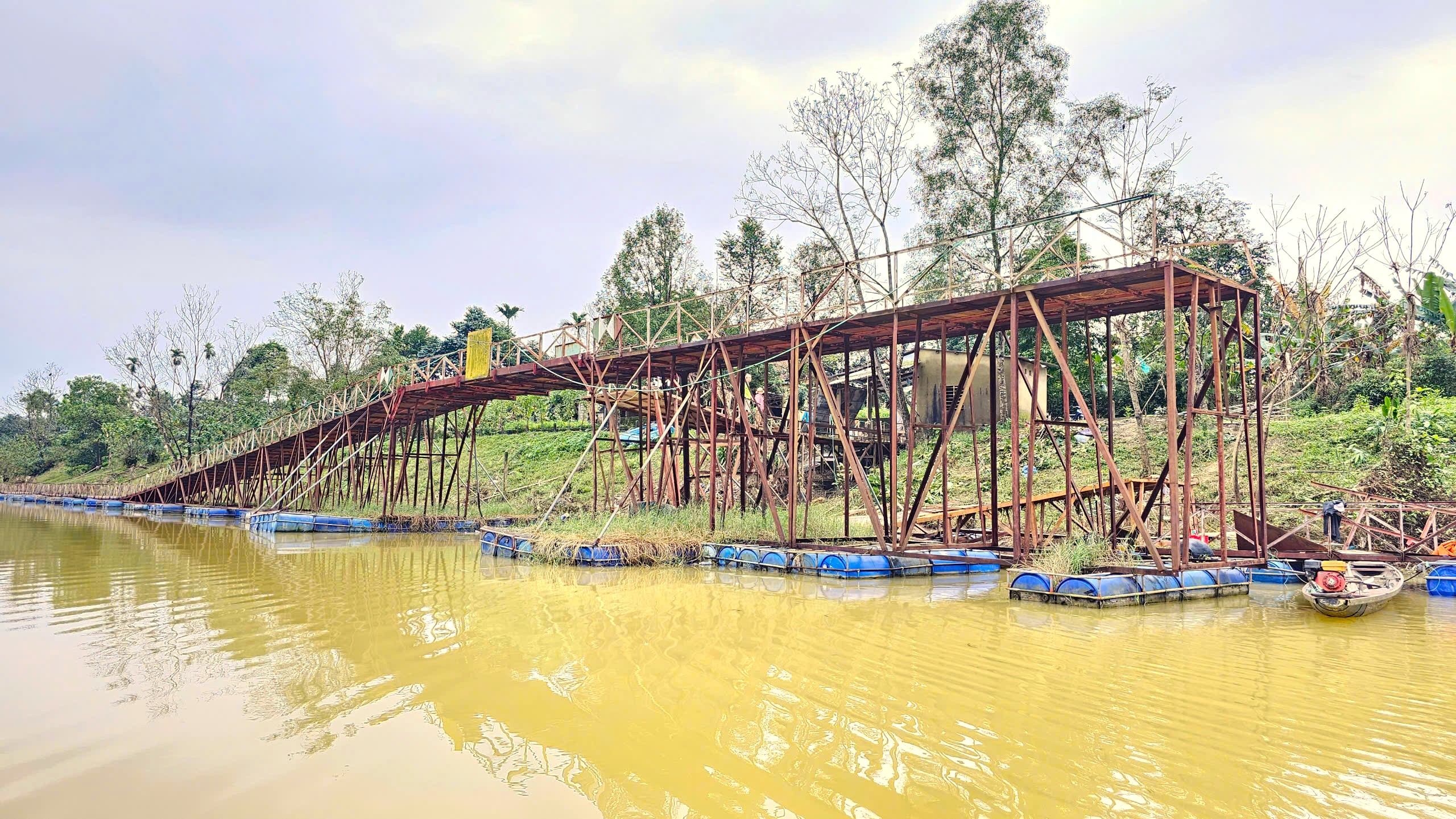 Cận cảnh khắc phục cầu phao La Khê Trẹm ở Huế bị lũ đánh gãy- Ảnh 1.