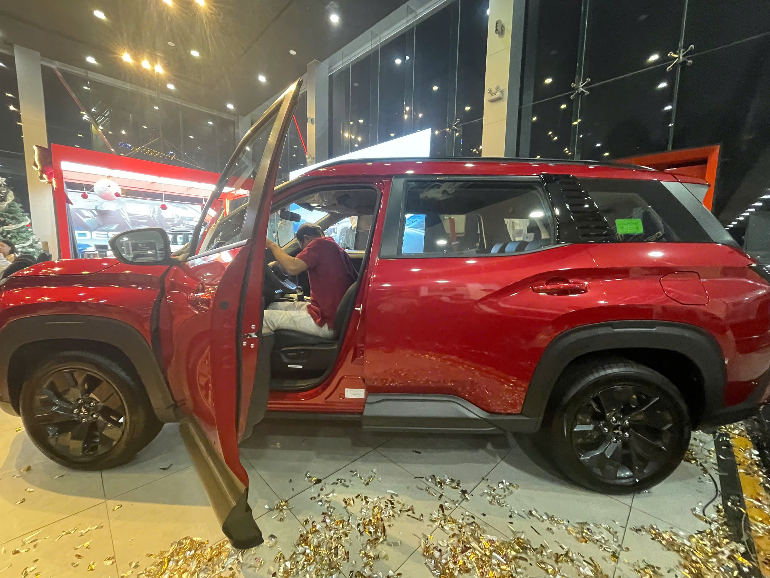 Một đại lý ô tô dành toàn bộ lợi nhuận bán xe ủng hộ đồng bào bị bão lũ- Ảnh 3. Một đại lý ô tô dành toàn bộ lợi nhuận bán xe ủng hộ đồng bào bị bão lũ- Ảnh 3.