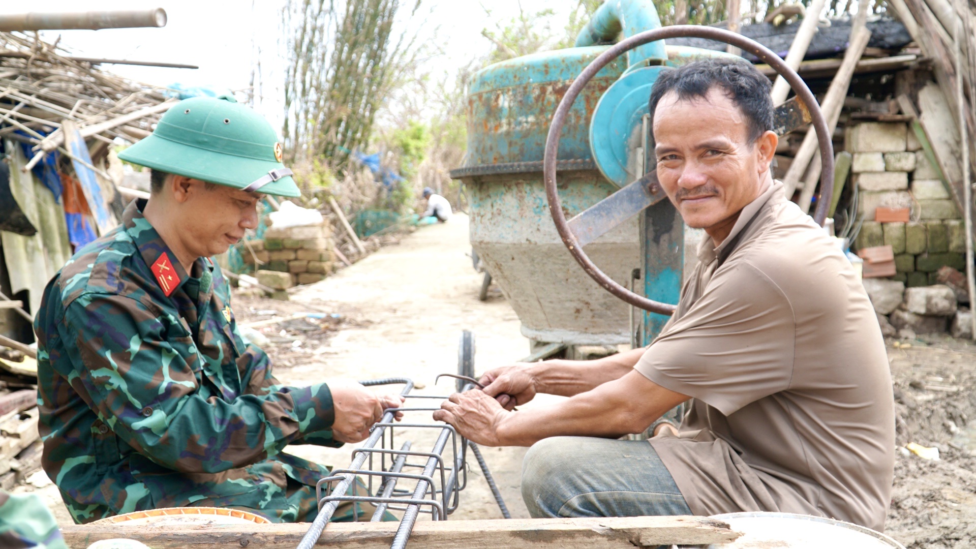 Gia Lai: Lũ cuốn nhà đi, bộ đội dựng lại nhà cho dân- Ảnh 2. Gia Lai: Lũ cuốn nhà đi, bộ đội dựng lại nhà cho dân- Ảnh 2.