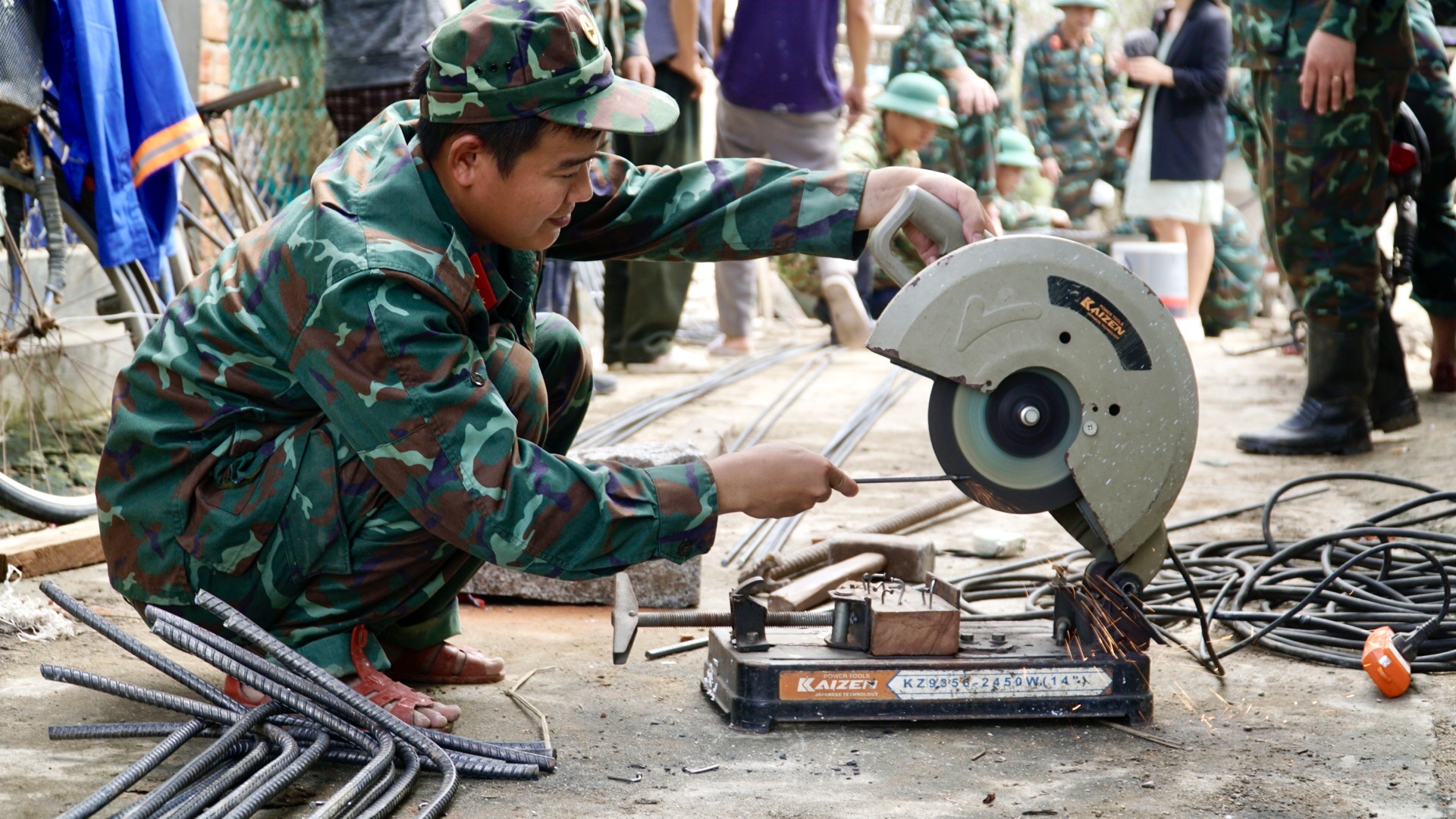 Gia Lai: Lũ cuốn nhà đi, bộ đội dựng lại nhà cho dân- Ảnh 6. Gia Lai: Lũ cuốn nhà đi, bộ đội dựng lại nhà cho dân- Ảnh 6.