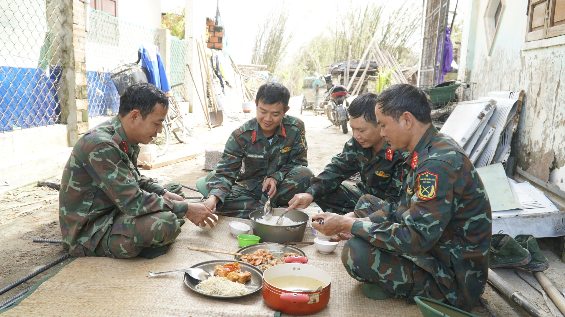 Gia Lai: Lũ cuốn nhà đi, bộ đội dựng lại nhà cho dân- Ảnh 9. Gia Lai: Lũ cuốn nhà đi, bộ đội dựng lại nhà cho dân- Ảnh 9.