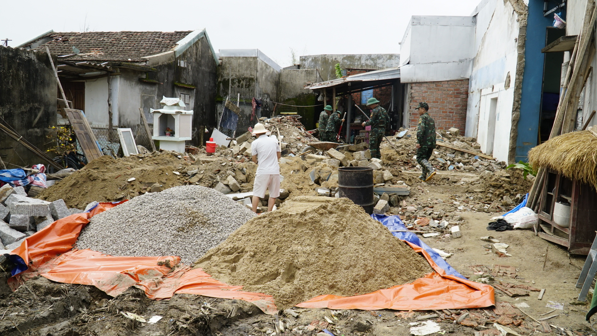 Gia Lai: Lũ cuốn nhà đi, bộ đội dựng lại nhà cho dân- Ảnh 1. Gia Lai: Lũ cuốn nhà đi, bộ đội dựng lại nhà cho dân- Ảnh 1.