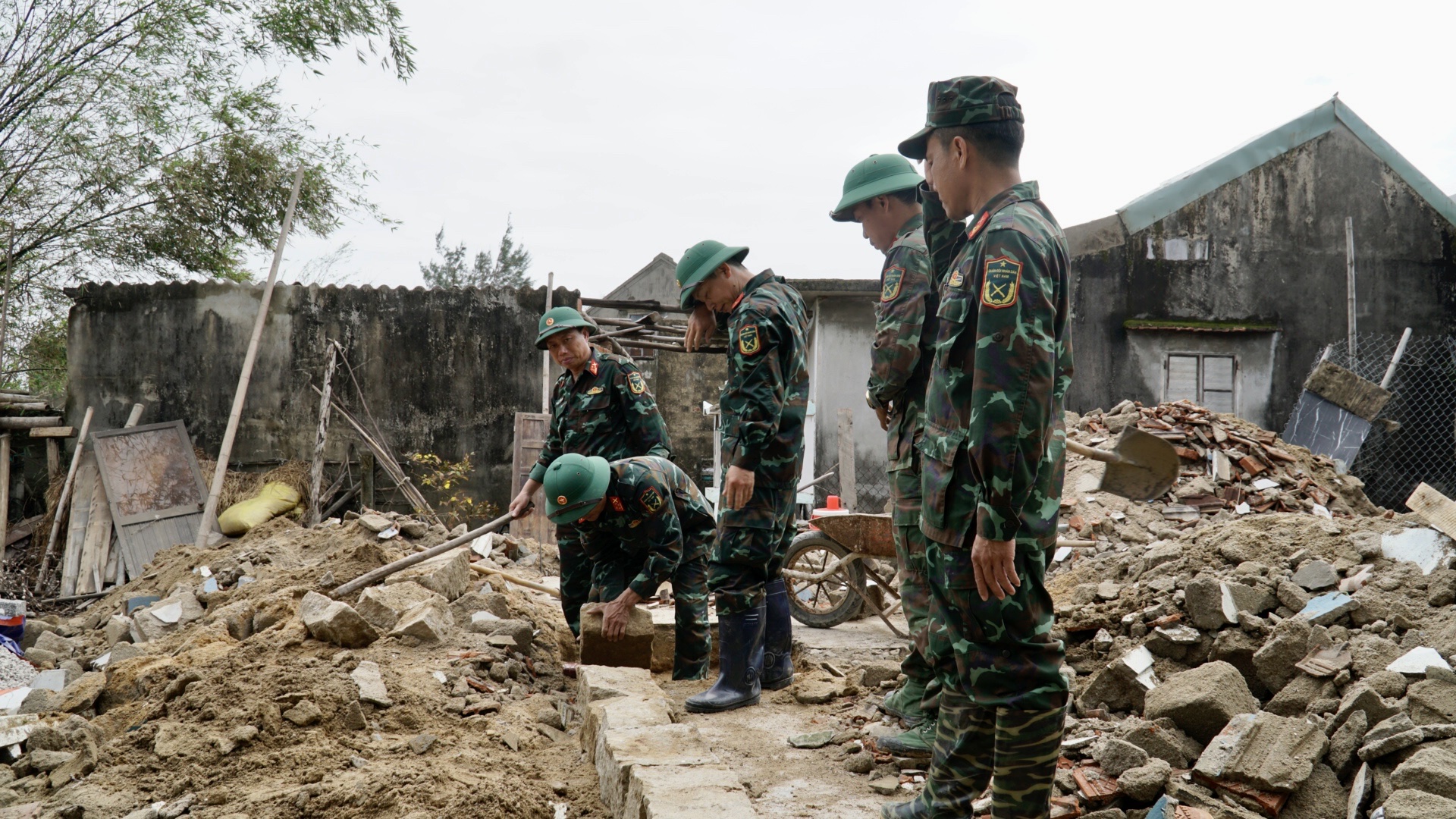 Gia Lai: Lũ cuốn nhà đi, bộ đội dựng lại nhà cho dân- Ảnh 8. Gia Lai: Lũ cuốn nhà đi, bộ đội dựng lại nhà cho dân- Ảnh 8.