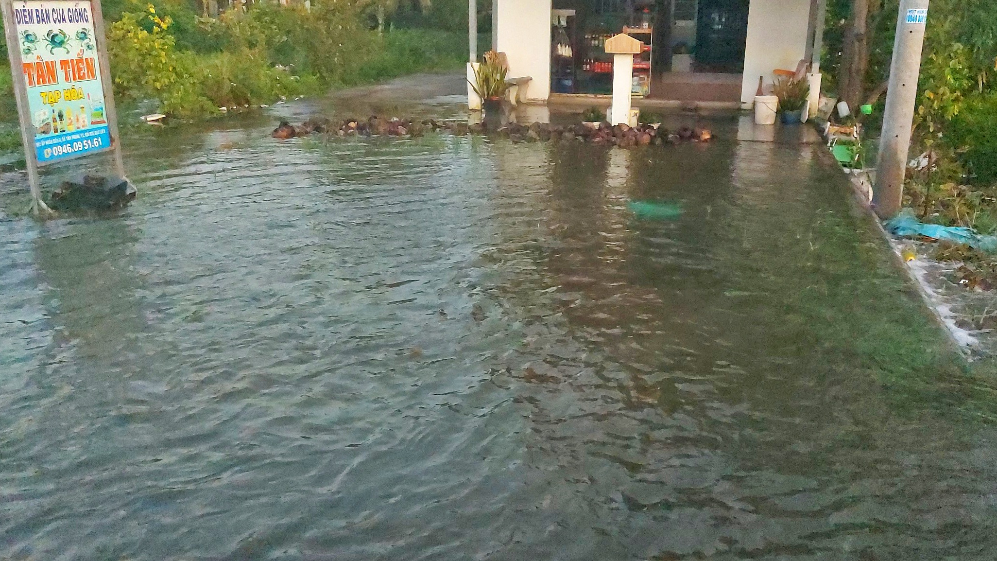 Triều cường dâng cao, tuyến quốc lộ 1 qua Cà Mau ngập sâu- Ảnh 5. Triều cường dâng cao, tuyến quốc lộ 1 qua Cà Mau ngập sâu- Ảnh 5.