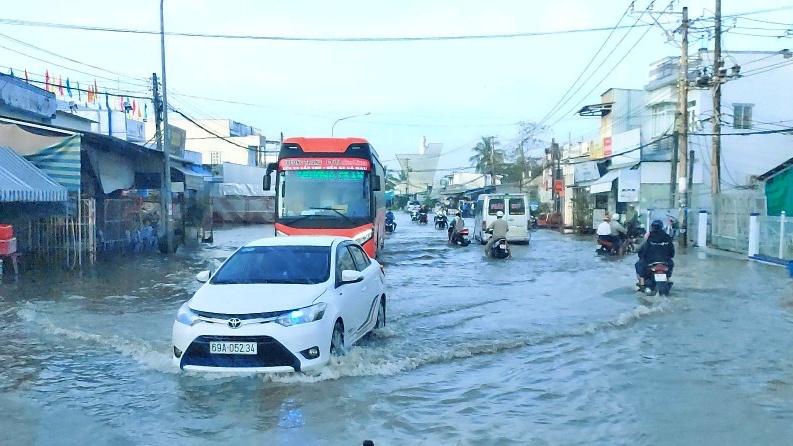 Triều cường dâng cao, tuyến quốc lộ 1 qua Cà Mau ngập sâu- Ảnh 1. Triều cường dâng cao, tuyến quốc lộ 1 qua Cà Mau ngập sâu- Ảnh 1.