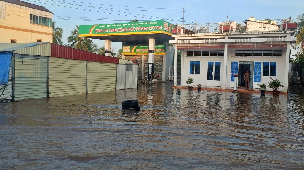 Triều cường dâng cao, tuyến quốc lộ 1 qua Cà Mau ngập sâu- Ảnh 7. Triều cường dâng cao, tuyến quốc lộ 1 qua Cà Mau ngập sâu- Ảnh 7.