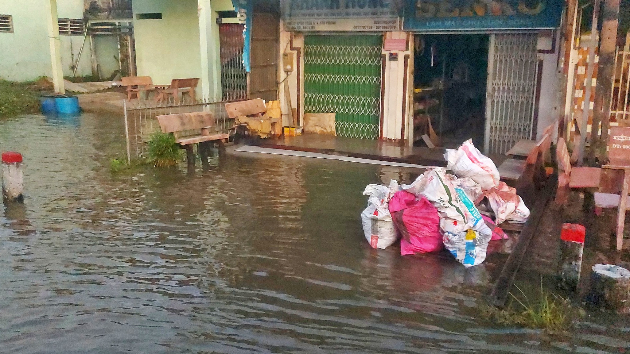 Triều cường dâng cao, tuyến quốc lộ 1 qua Cà Mau ngập sâu- Ảnh 6. Triều cường dâng cao, tuyến quốc lộ 1 qua Cà Mau ngập sâu- Ảnh 6.