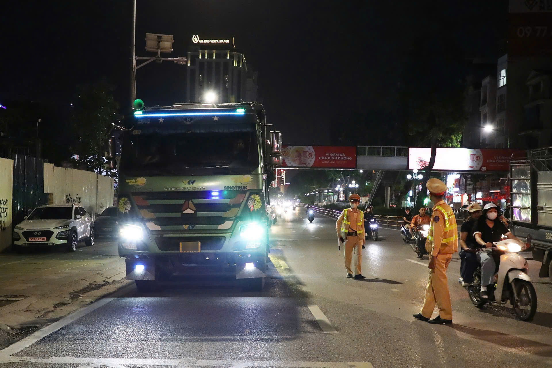 Hà Nội xử lý hàng chục xe quá tải trong một đêm- Ảnh 1.