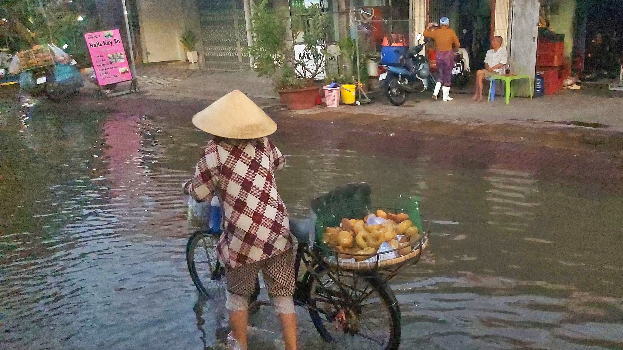 Triều cường dâng cao, tuyến quốc lộ 1 qua Cà Mau ngập sâu- Ảnh 10. Triều cường dâng cao, tuyến quốc lộ 1 qua Cà Mau ngập sâu- Ảnh 10.