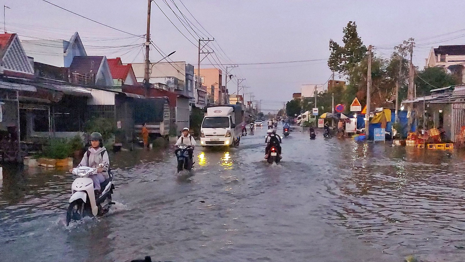Triều cường dâng cao, tuyến quốc lộ 1 qua Cà Mau ngập sâu- Ảnh 4. Triều cường dâng cao, tuyến quốc lộ 1 qua Cà Mau ngập sâu- Ảnh 4.