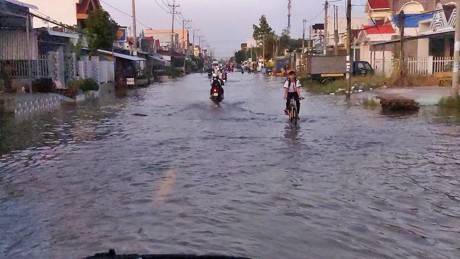 Triều cường dâng cao, tuyến quốc lộ 1 qua Cà Mau ngập sâu- Ảnh 9. Triều cường dâng cao, tuyến quốc lộ 1 qua Cà Mau ngập sâu- Ảnh 9.