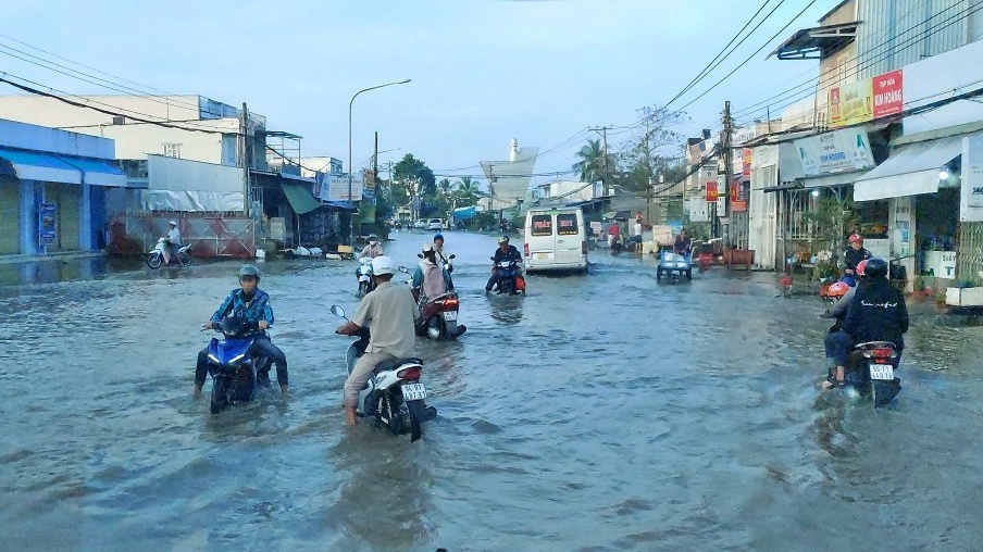 Triều cường dâng cao, tuyến quốc lộ 1 qua Cà Mau ngập sâu- Ảnh 2. Triều cường dâng cao, tuyến quốc lộ 1 qua Cà Mau ngập sâu- Ảnh 2.