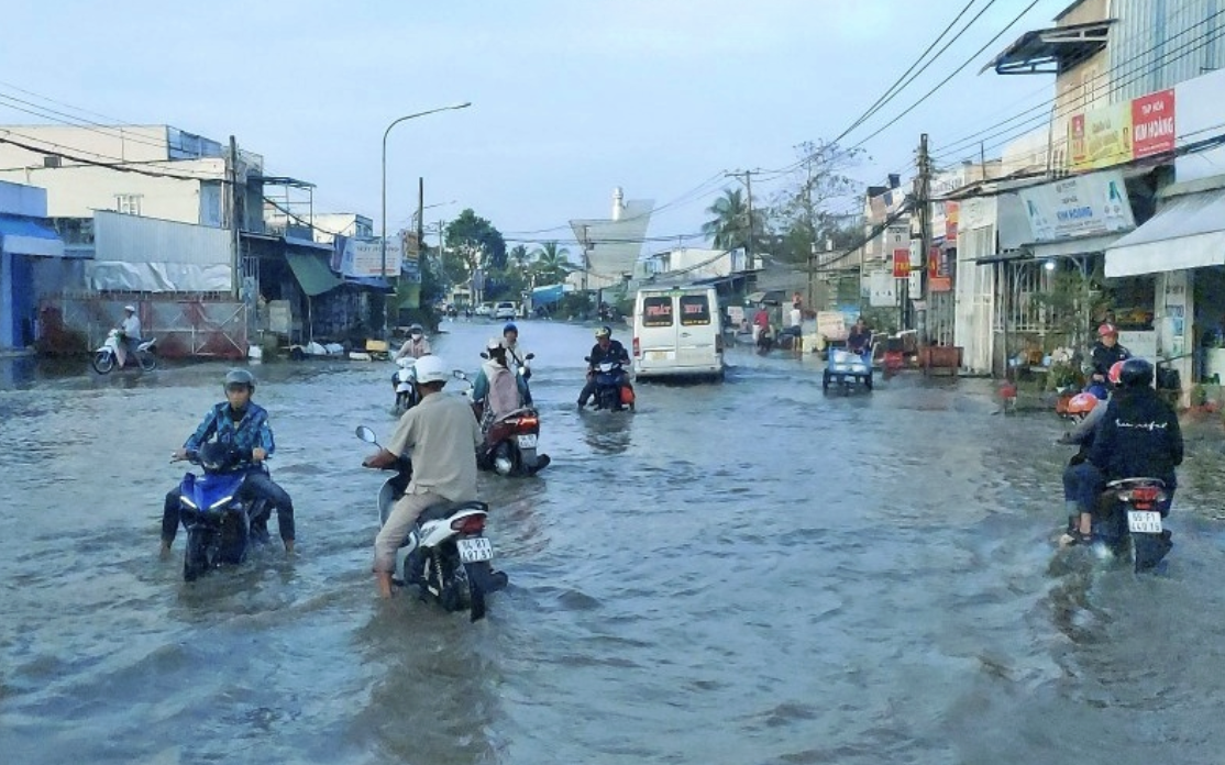 Cà Mau đẩy mạnh xây dựng hạ tầng, tích cực giải quyết kiến nghị của cử tri- Ảnh 7. Triều cường dâng cao, tuyến quốc lộ 1 qua Cà Mau ngập sâu