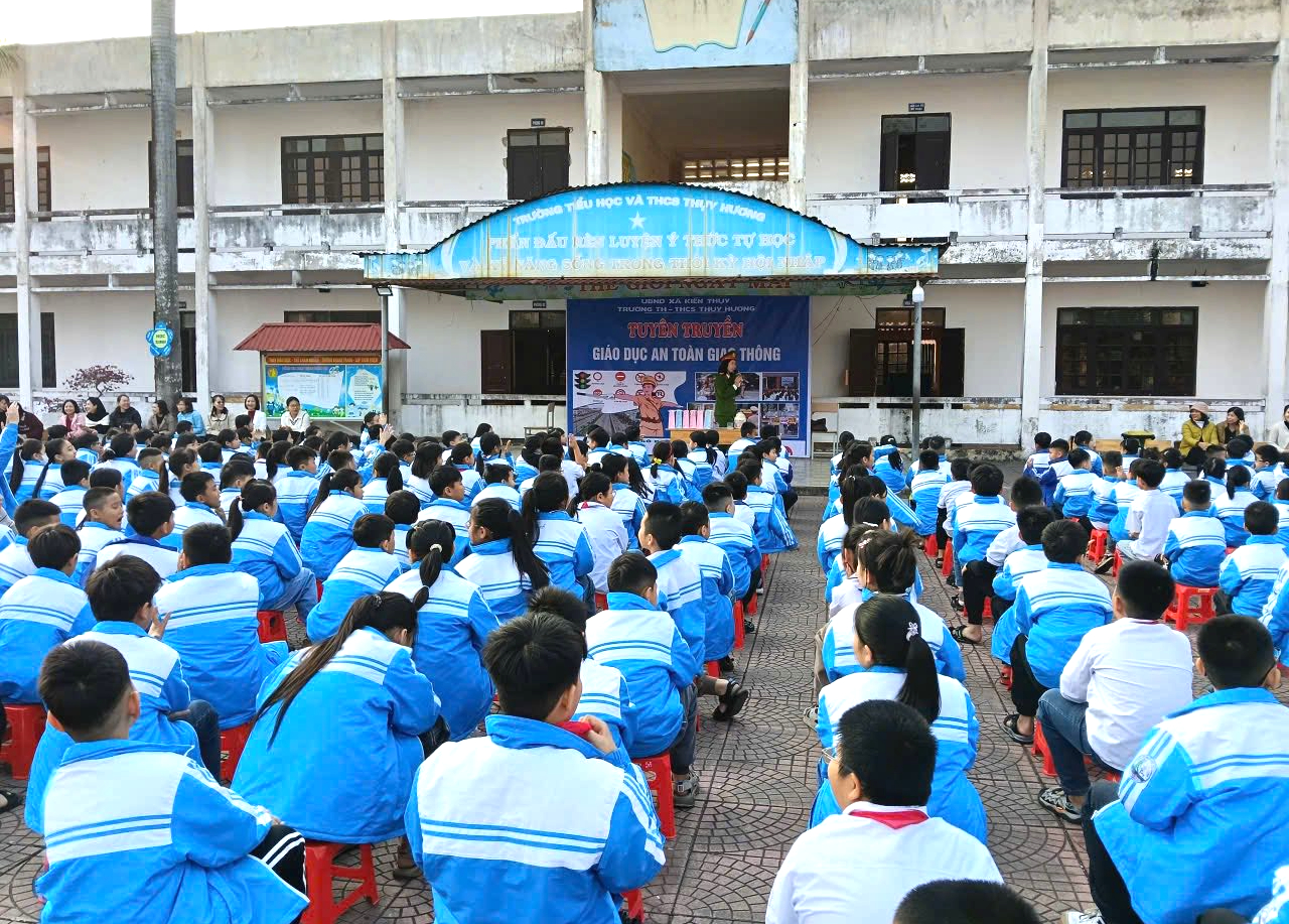 Công an xã Kiến Thụy tuyên truyền, phổ biến pháp luật về an toàn giao thông cho học sinh- Ảnh 1. Công an xã Kiến Thụy tuyên truyền, phổ biến pháp luật về an toàn giao thông cho học sinh- Ảnh 1.