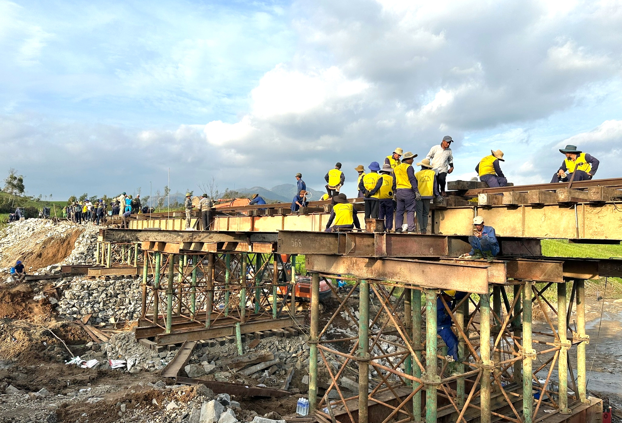 Công bố tình huống khẩn cấp về thiên tai để khắc phục hư hỏng đường sắt Hà Nội - TP.HCM- Ảnh 2.
