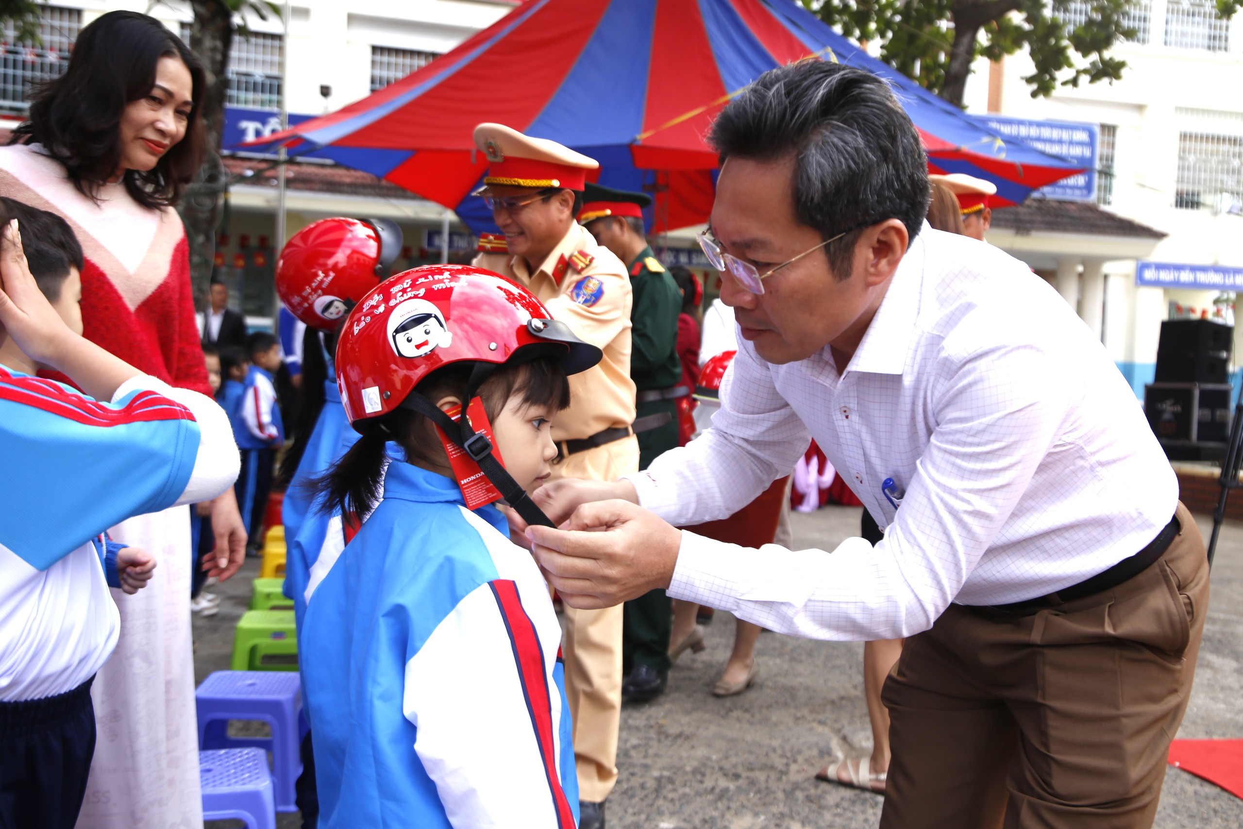 Quảng Ngãi tuyên truyền trật tự ATGT và tặng mũ bảo hiểm cho học sinh- Ảnh 1. Quảng Ngãi tuyên truyền trật tự ATGT và tặng mũ bảo hiểm cho học sinh- Ảnh 1.