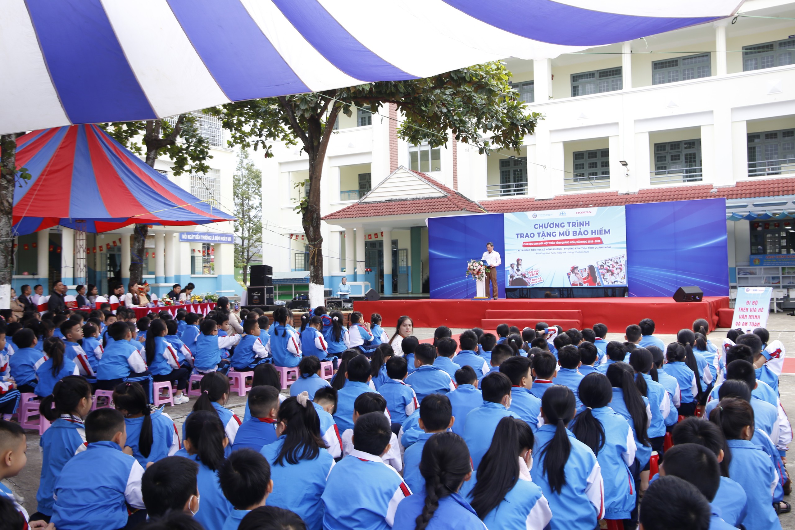 Quảng Ngãi tuyên truyền trật tự ATGT và tặng mũ bảo hiểm cho học sinh- Ảnh 2. Quảng Ngãi tuyên truyền trật tự ATGT và tặng mũ bảo hiểm cho học sinh- Ảnh 2.
