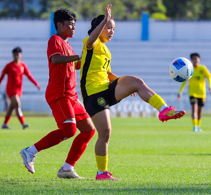 ស៊ីហ្គេម ៣៣៖ ក្រុមនារីមីយ៉ាន់ម៉ាទទួលបានចំណាត់ថ្នាក់លេខ១ក្នុងពូល B ក្រោយយកឈ្នះម៉ាឡេស៊ី - រូបថត ១. SEA Games 33: Đội tuyển nữ Myanmar chiếm ngôi nhất bảng B sau trận thắng Malaysia- Ảnh 1.