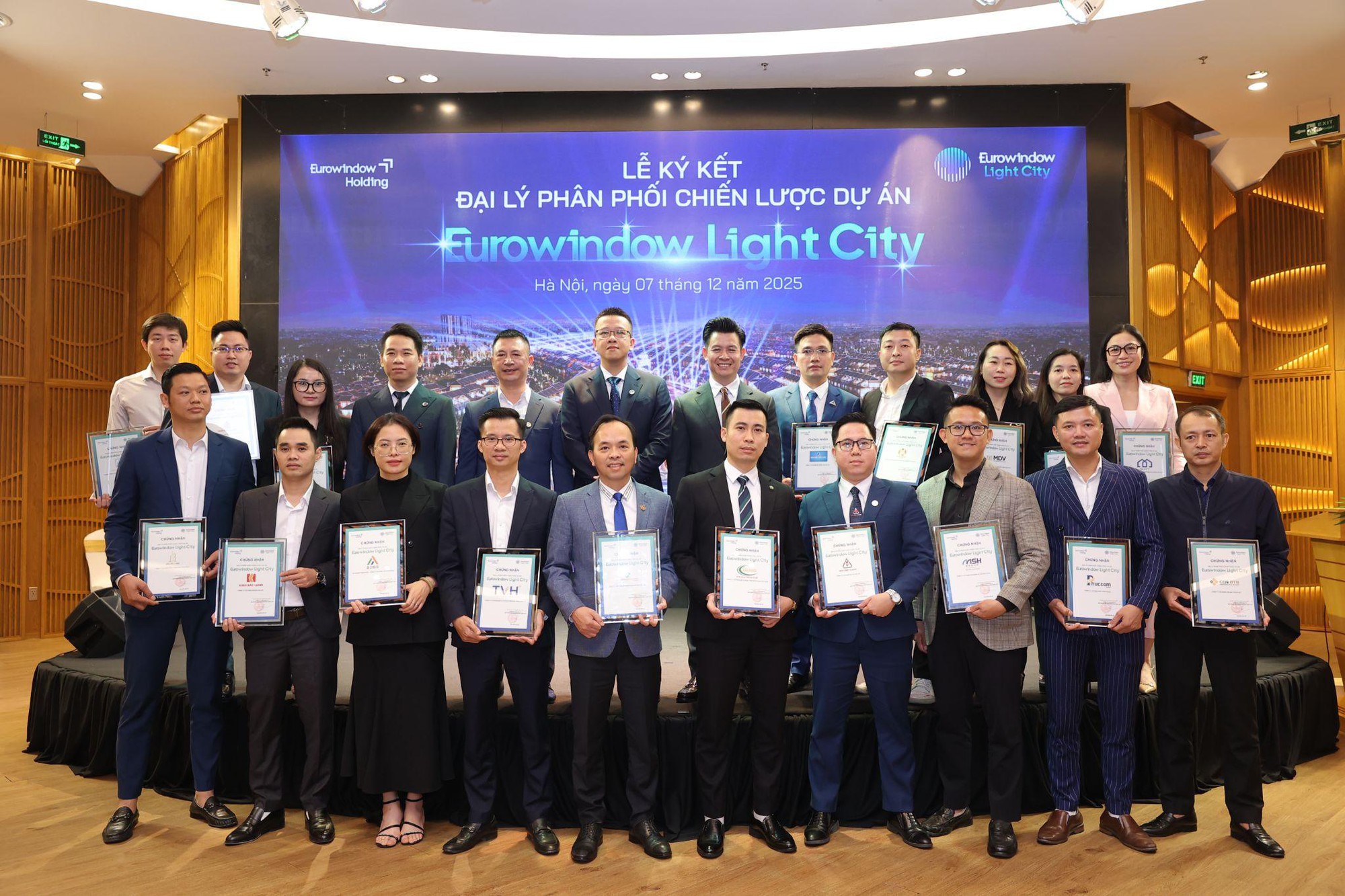 18 đại lý chiến lược ký kết phân phối dự án Eurowindow Light City- Ảnh 1. 18 đại lý chiến lược ký kết phân phối dự án Eurowindow Light City- Ảnh 1.