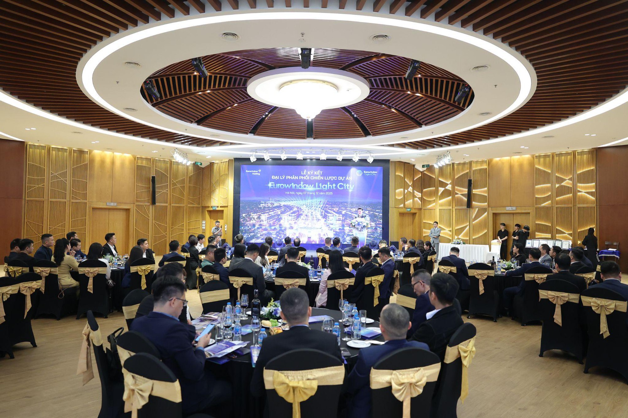 18 đại lý chiến lược ký kết phân phối dự án Eurowindow Light City- Ảnh 2. 18 đại lý chiến lược ký kết phân phối dự án Eurowindow Light City- Ảnh 2.