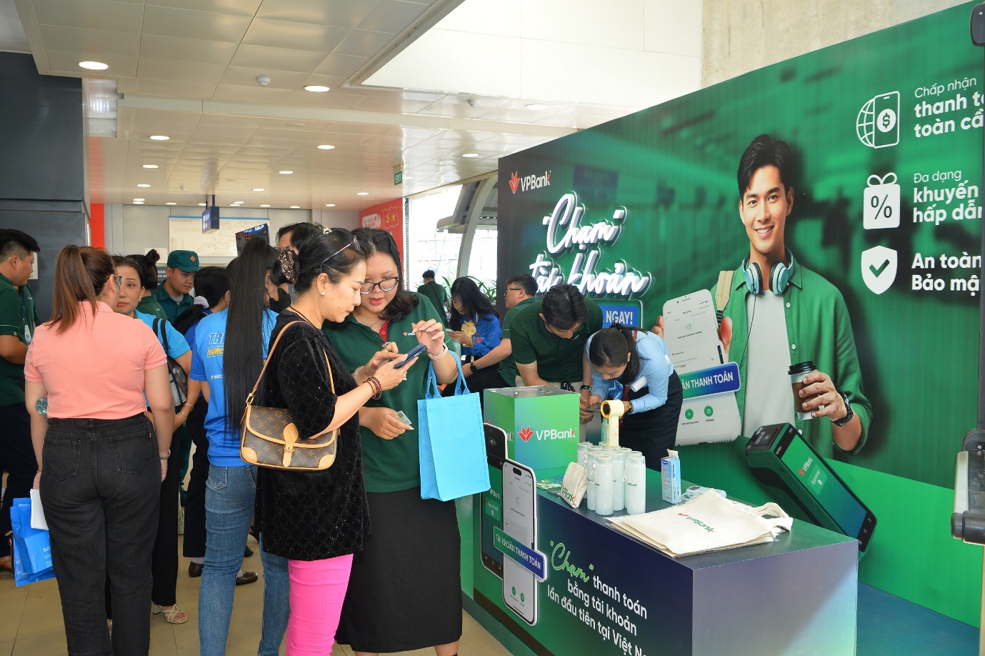 Hành khách metro thích thú trải nghiệm chạm thanh toán nhanh gọn của VPBank- Ảnh 1.
