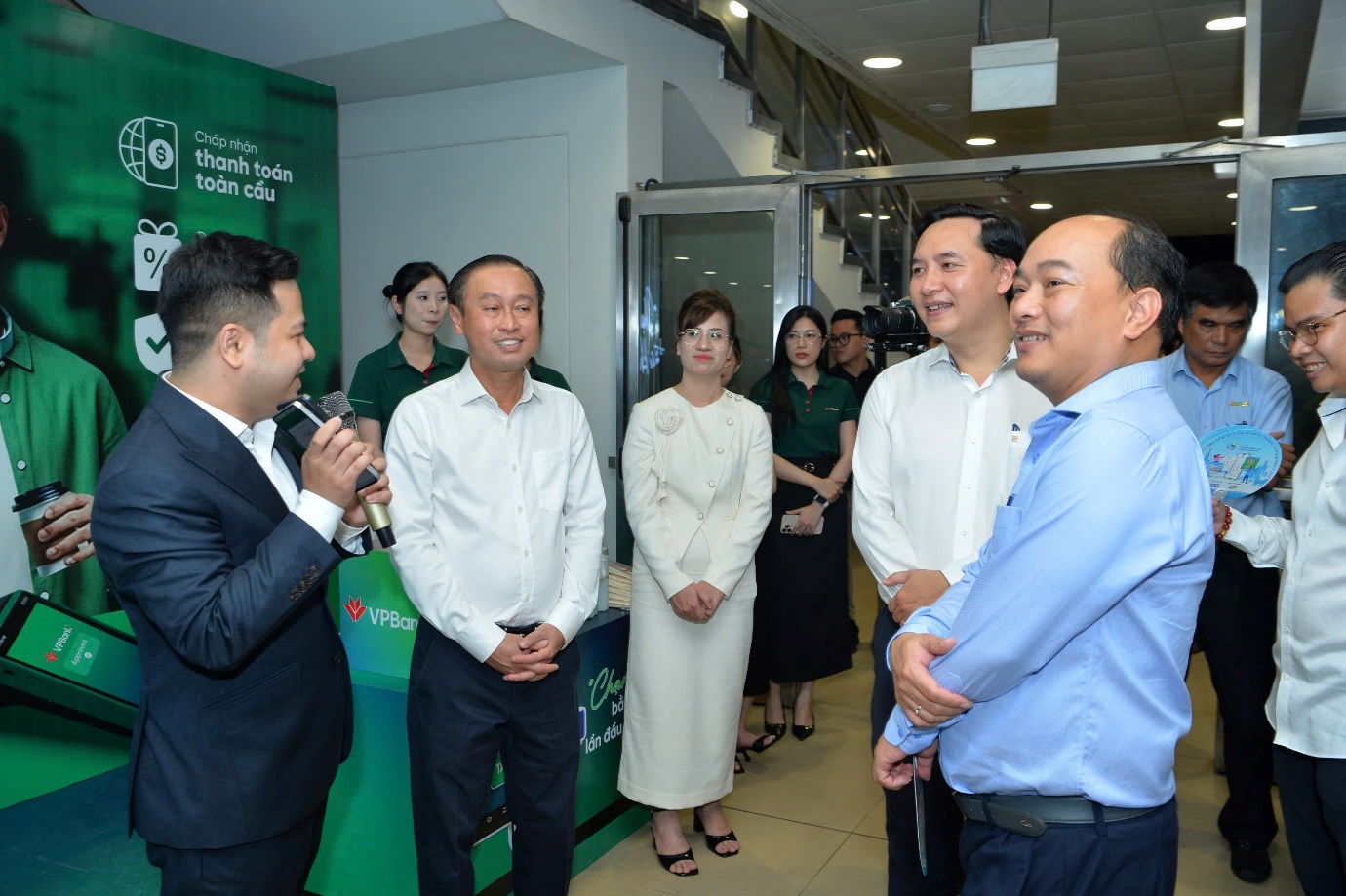 Hành khách metro thích thú trải nghiệm chạm thanh toán nhanh gọn của VPBank- Ảnh 3.