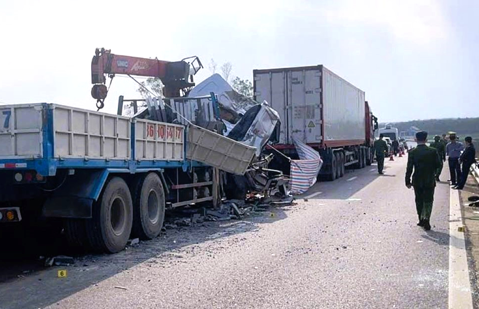 Tai nạn giao thông trên cao tốc Bùng - Vạn Ninh, hai người tử vong tại chỗ- Ảnh 1. Tai nạn giao thông trên cao tốc Bùng - Vạn Ninh, hai người tử vong tại chỗ- Ảnh 1.