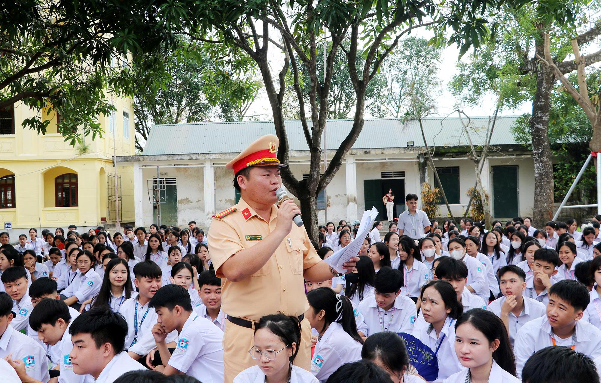 Nghệ An: Tuyên truyền kiểu "mưa dầm thấm lâu" để người đi bộ chấp hành luật mới- Ảnh 3. Nghệ An: Tuyên truyền kiểu "mưa dầm thấm lâu" để người đi bộ chấp hành luật mới- Ảnh 3.