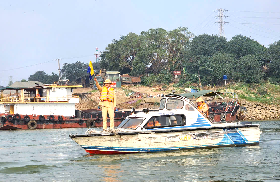 Phú Thọ tăng cường tuần tra, xử lý vi phạm, bảo đảm an toàn giao thông đường thủy- Ảnh 4. Phú Thọ tăng cường tuần tra, xử lý vi phạm, bảo đảm an toàn giao thông đường thủy- Ảnh 4.