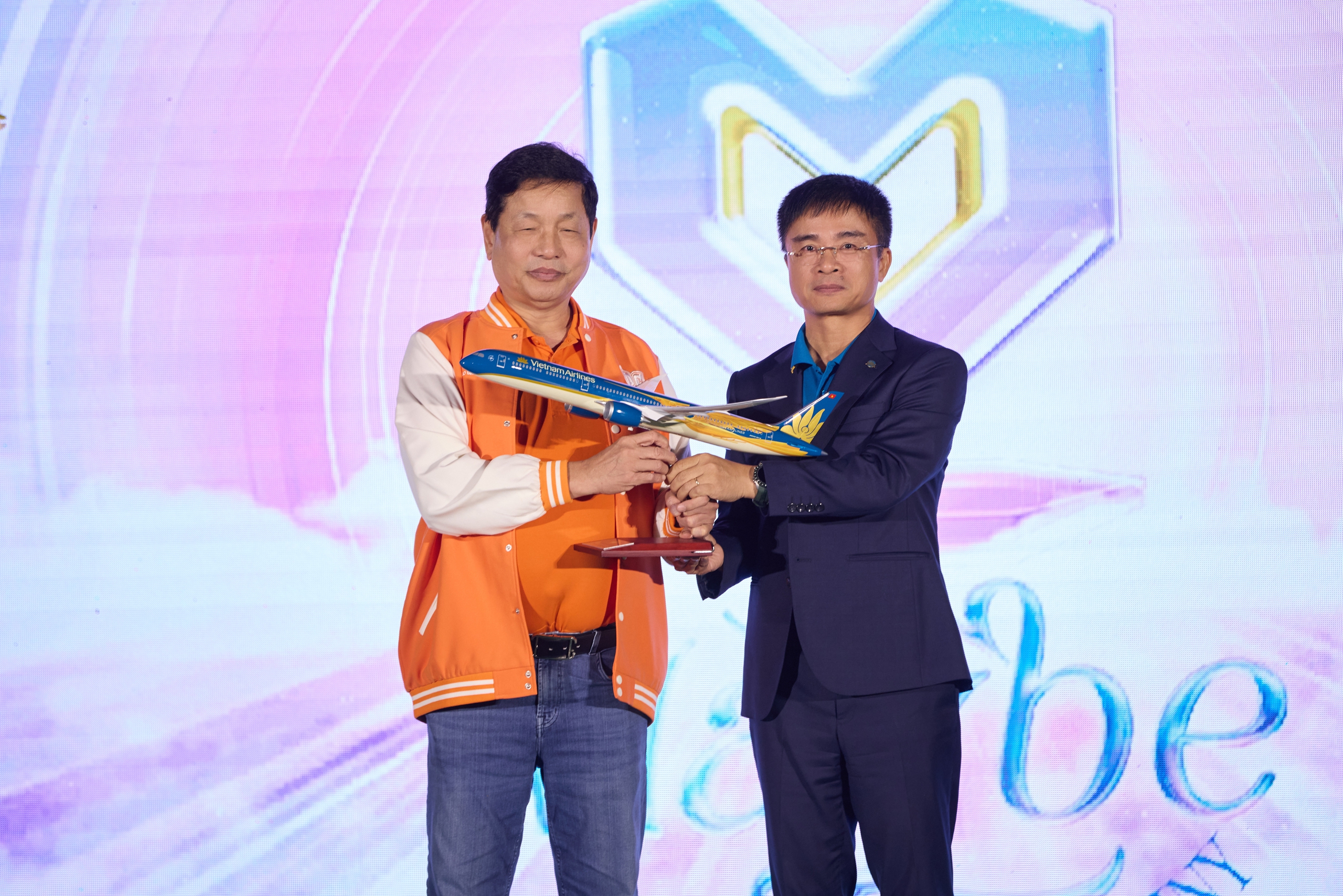 Vietnam Airlines và FPT bắt tay tổ chức sự kiện “kết đôi” cho nhân viên- Ảnh 1. Vietnam Airlines và FPT bắt tay tổ chức sự kiện “kết đôi” cho nhân viên- Ảnh 1.