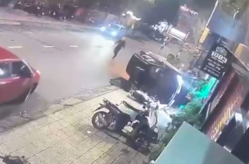 Chiếc ô tô lật nghiêng sau khi tông vào 3 người đứng trên vỉa hè. Chiếc ô tô lật nghiêng sau khi tông vào 3 người đứng trên vỉa hè.