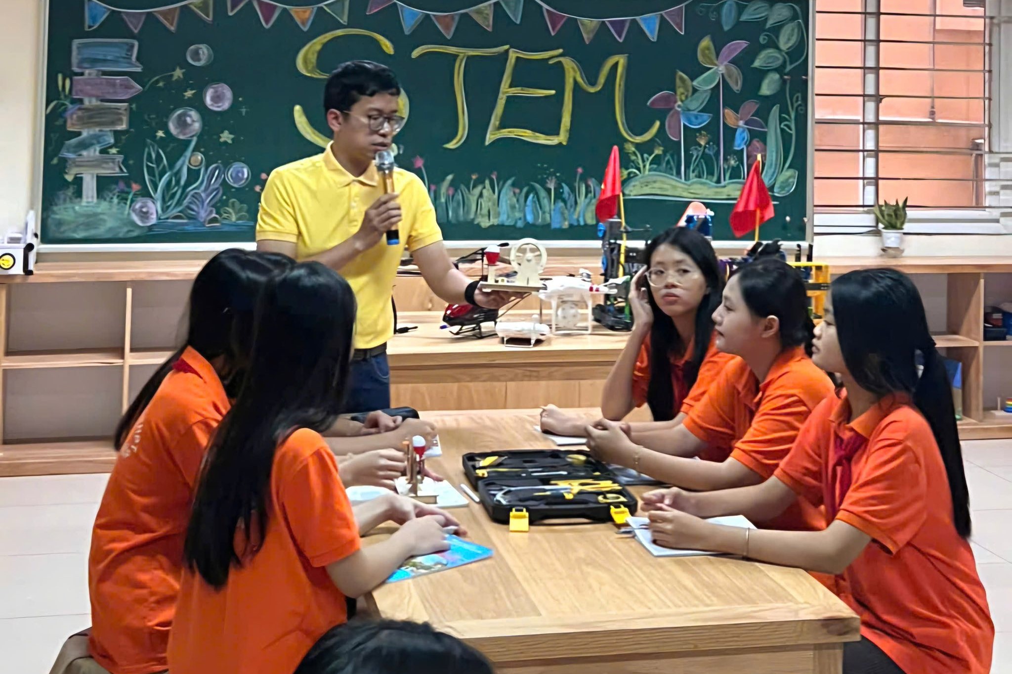 Sửa đổi lộ trình nâng chuẩn, bảo đảm quyền lợi giáo viên- Ảnh 1. Sửa đổi lộ trình nâng chuẩn, bảo đảm quyền lợi giáo viên- Ảnh 1.