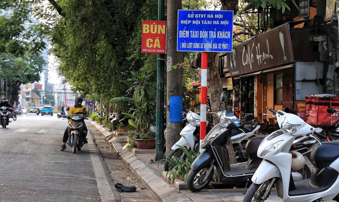 Hà Nội siết quản lý giao thông tại “điểm nóng”, chấn chỉnh dừng đỗ tùy tiện- Ảnh 1. Hà Nội siết quản lý giao thông tại “điểm nóng”, chấn chỉnh dừng đỗ tùy tiện- Ảnh 1.