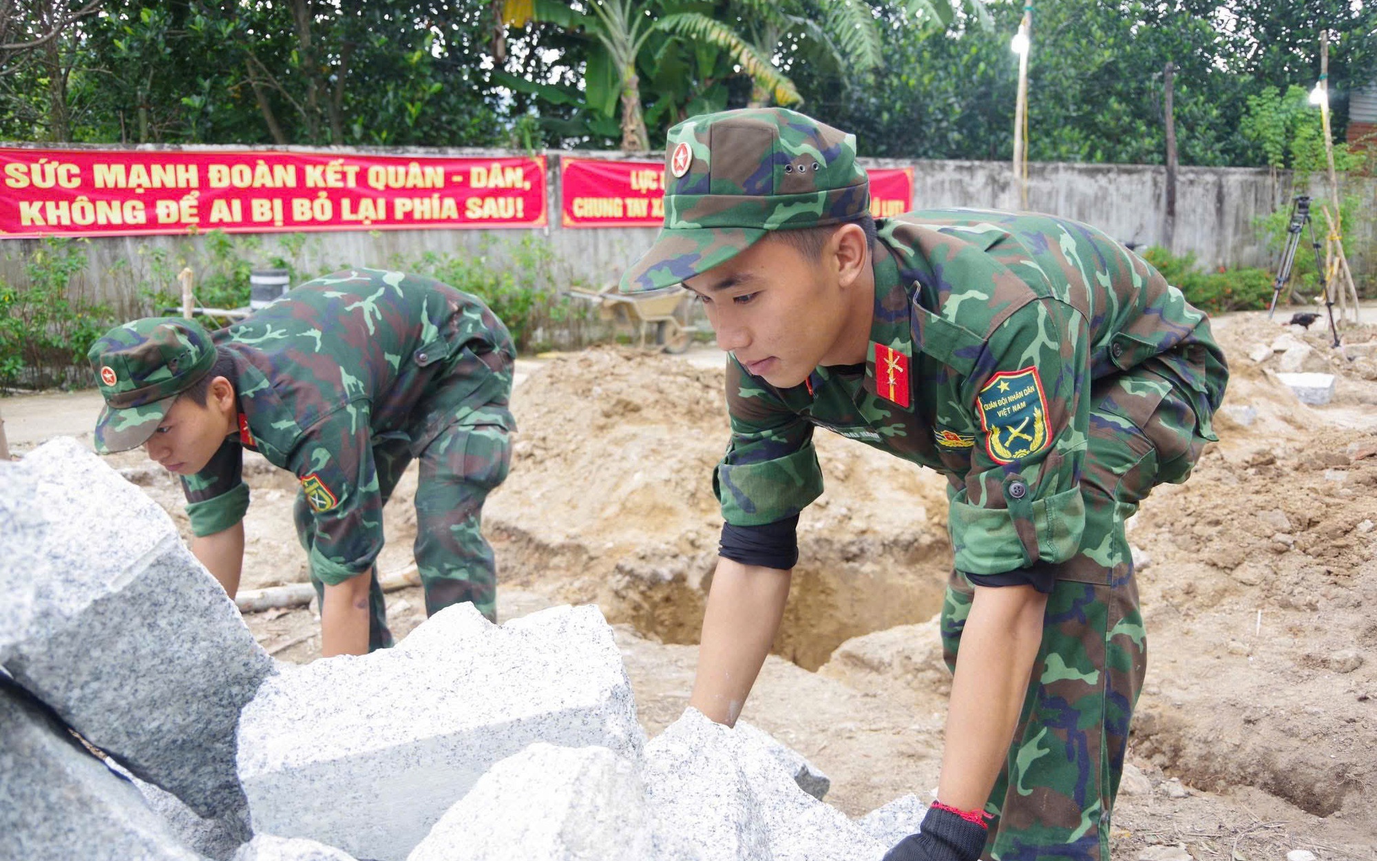 Thần tốc xây dựng công trình trong “chiến dịch Quang Trung” tại Khe Sanh- Ảnh 7. Khởi công 47 căn nhà trong “Chiến dịch Quang Trung”, tăng tốc hỗ trợ dân vùng lũ Khánh Hòa