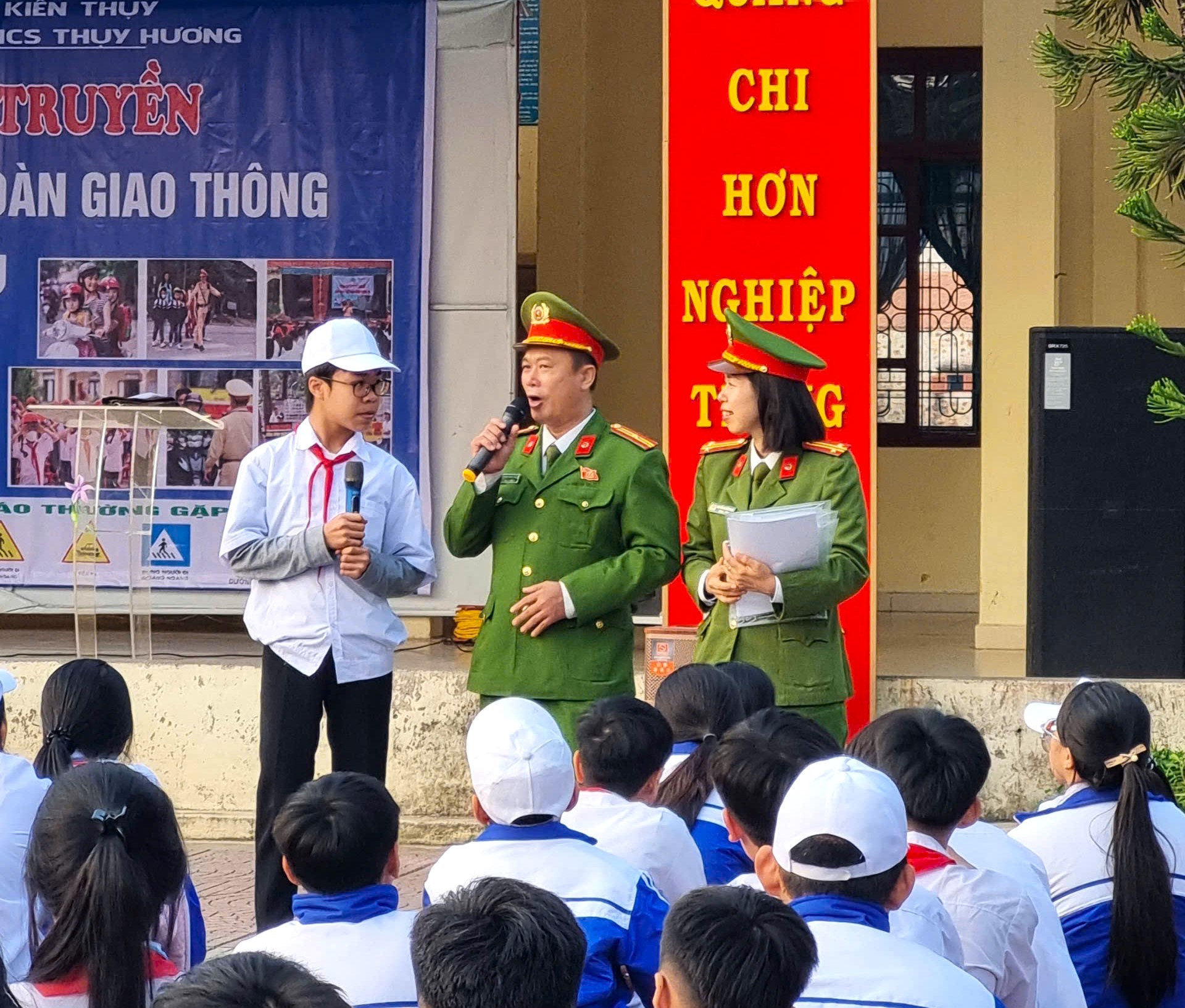 Công an xã Kiến Thụy tuyên truyền, phổ biến pháp luật về an toàn giao thông cho học sinh- Ảnh 2. Công an xã Kiến Thụy tuyên truyền, phổ biến pháp luật về an toàn giao thông cho học sinh- Ảnh 2.