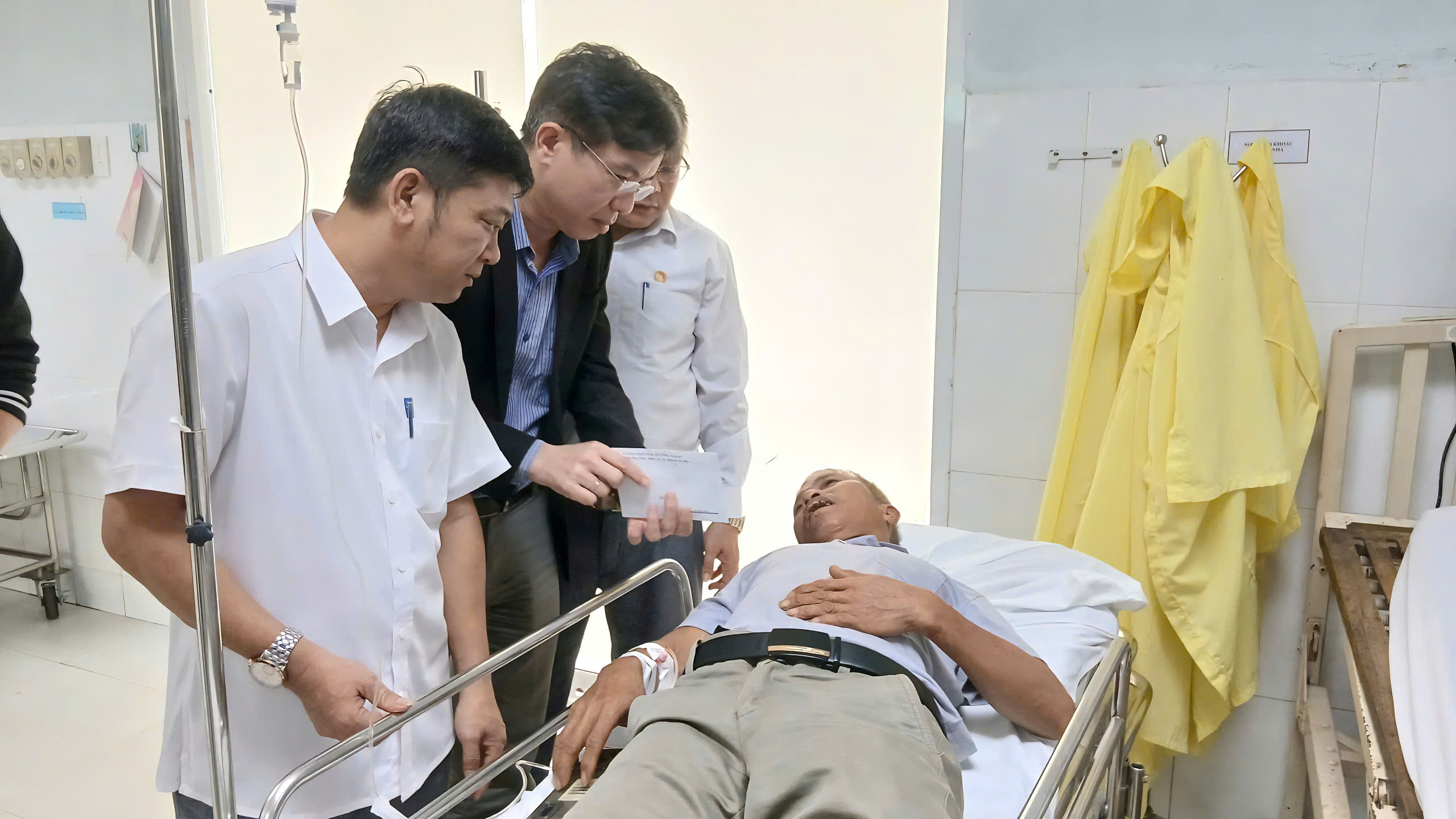 Tai nạn xe khách trên cao tốc Đà Nẵng - Quảng Ngãi: Tang thương trên đường ăn cưới về- Ảnh 3. Tai nạn xe khách trên cao tốc Đà Nẵng - Quảng Ngãi: Tang thương trên đường ăn cưới về- Ảnh 3.