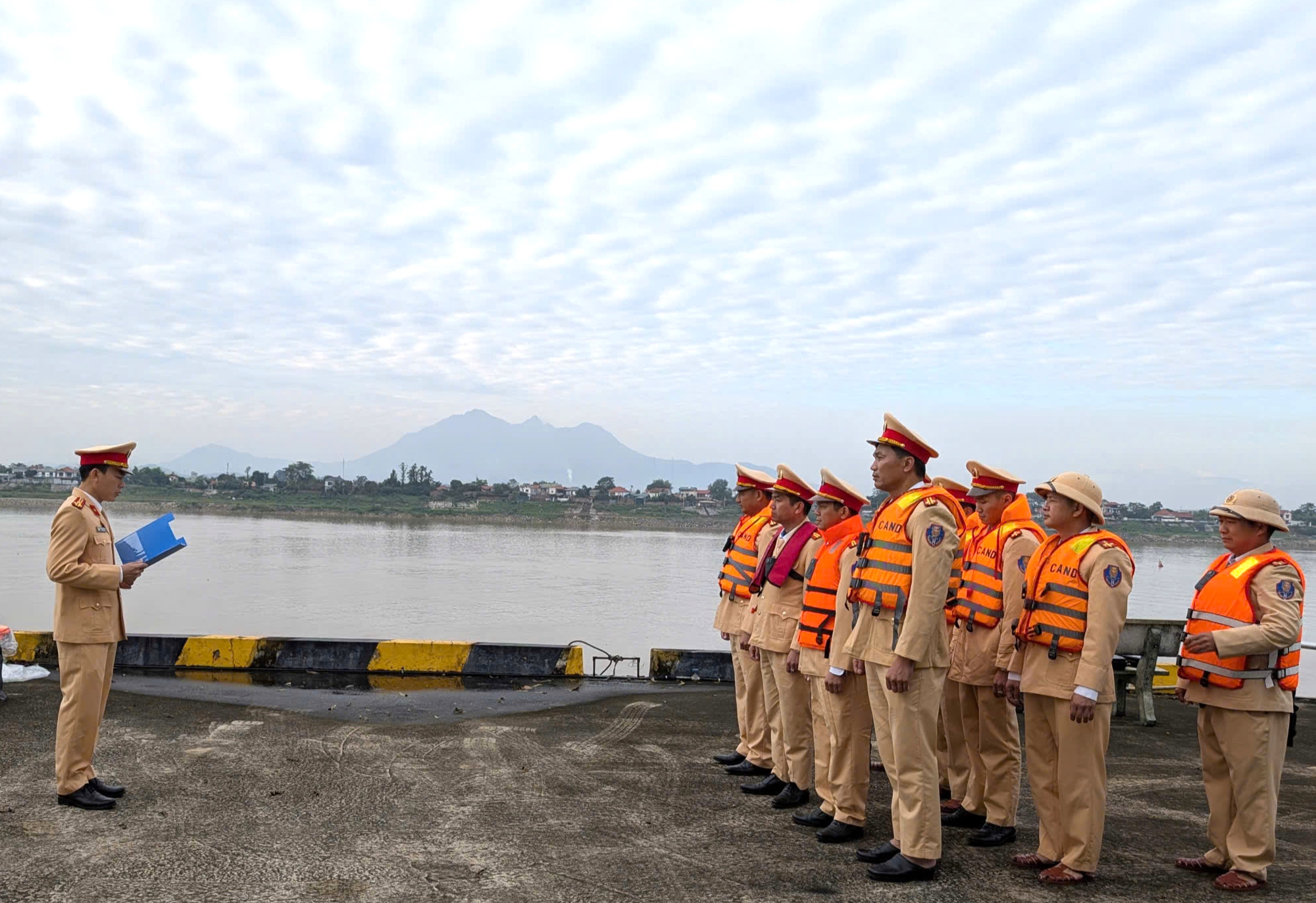 Phú Thọ tăng cường tuần tra, xử lý vi phạm, bảo đảm an toàn giao thông đường thủy- Ảnh 2. Phú Thọ tăng cường tuần tra, xử lý vi phạm, bảo đảm an toàn giao thông đường thủy- Ảnh 2.