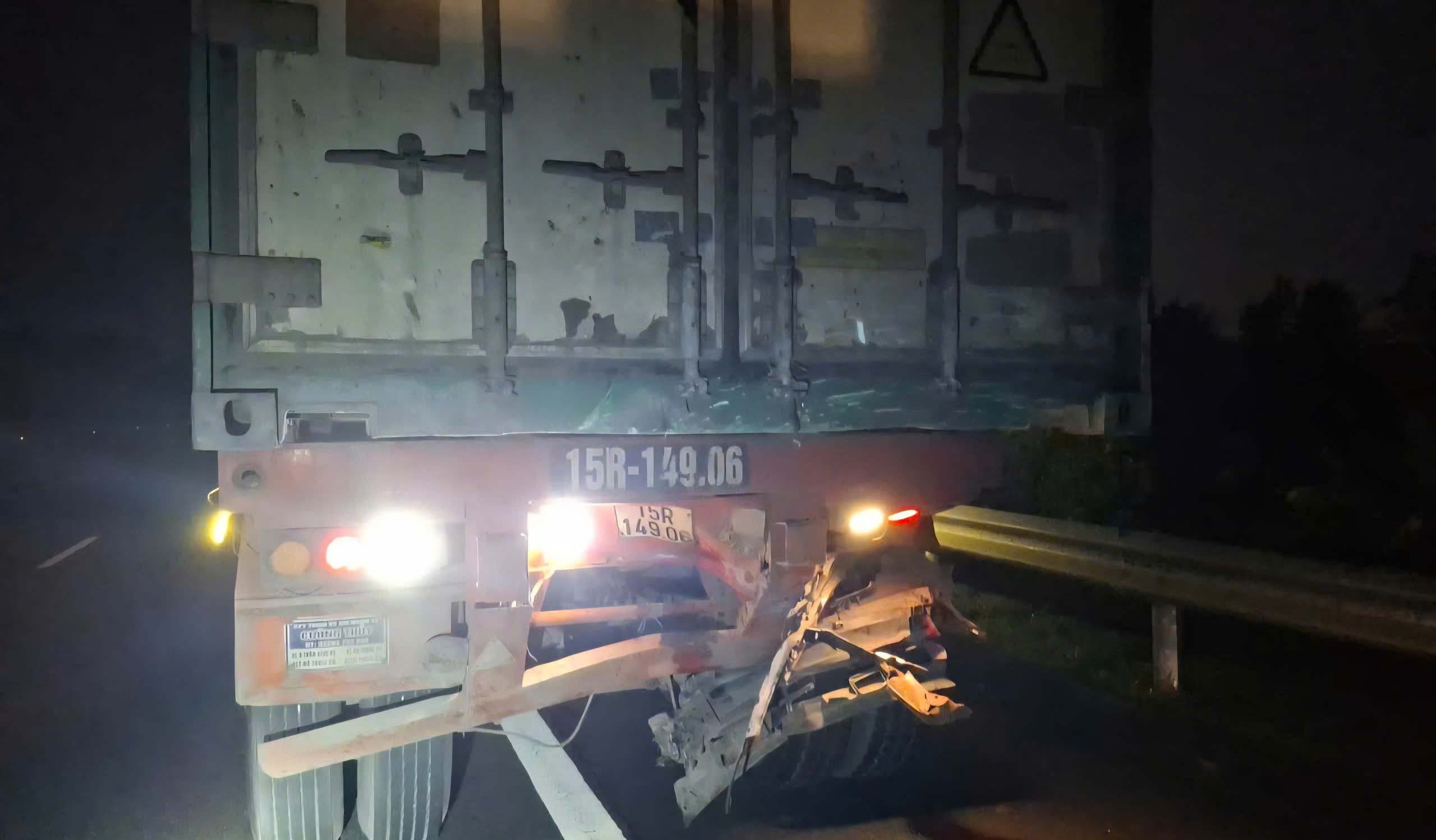 Hiện trường tai nạn xe khách làm 3 người tử vong trên cao tốc Đà Nẵng - Quảng Ngãi- Ảnh 6. Hiện trường tai nạn xe khách làm 3 người tử vong trên cao tốc Đà Nẵng - Quảng Ngãi- Ảnh 6.