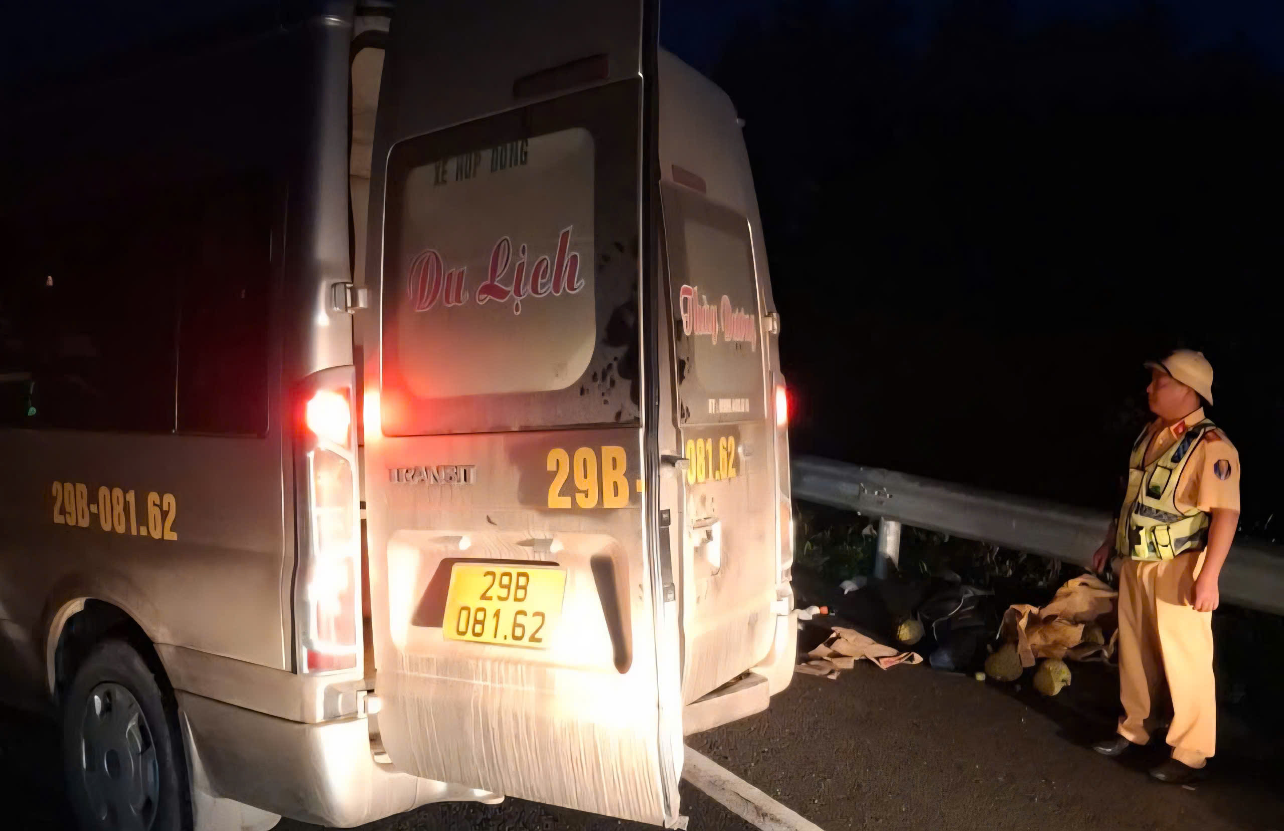 Hiện trường tai nạn xe khách làm 3 người tử vong trên cao tốc Đà Nẵng - Quảng Ngãi- Ảnh 5. Hiện trường tai nạn xe khách làm 3 người tử vong trên cao tốc Đà Nẵng - Quảng Ngãi- Ảnh 5.