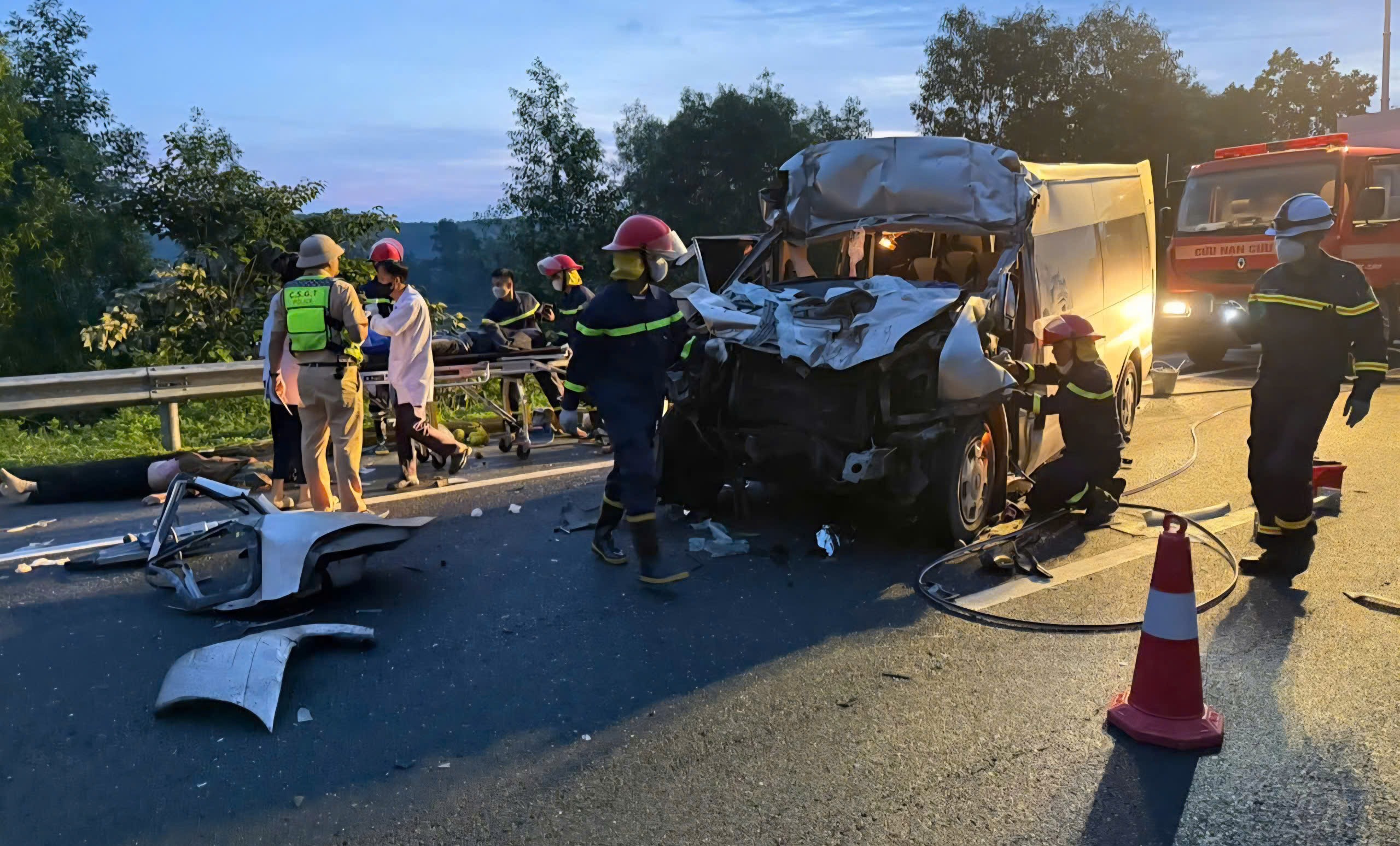 CSGT sẽ kiểm tra 24/24h, nghiêm trị xe hợp đồng trá hình, xe chạy phá lộ trình- Ảnh 2. CSGT sẽ kiểm tra 24/24h, nghiêm trị xe hợp đồng trá hình, xe chạy phá lộ trình- Ảnh 2.