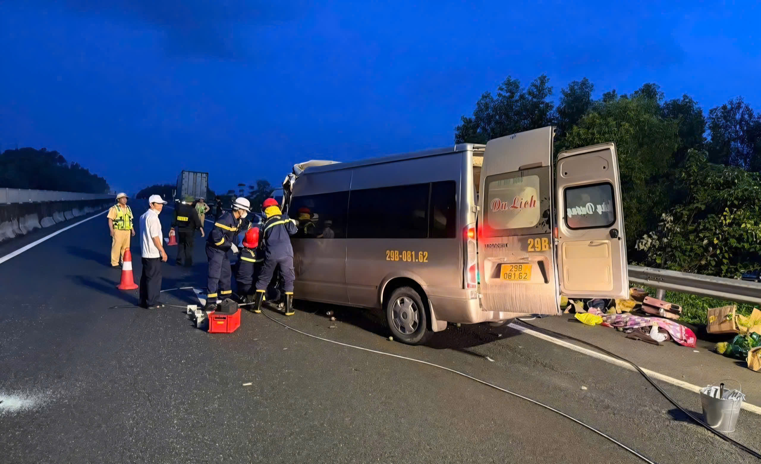 Hiện trường tai nạn xe khách làm 3 người tử vong trên cao tốc Đà Nẵng - Quảng Ngãi- Ảnh 2. Hiện trường tai nạn xe khách làm 3 người tử vong trên cao tốc Đà Nẵng - Quảng Ngãi- Ảnh 2.