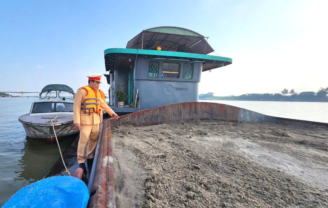 Phú Thọ tăng cường tuần tra, xử lý vi phạm, bảo đảm an toàn giao thông đường thủy- Ảnh 3. Phú Thọ tăng cường tuần tra, xử lý vi phạm, bảo đảm an toàn giao thông đường thủy- Ảnh 3.