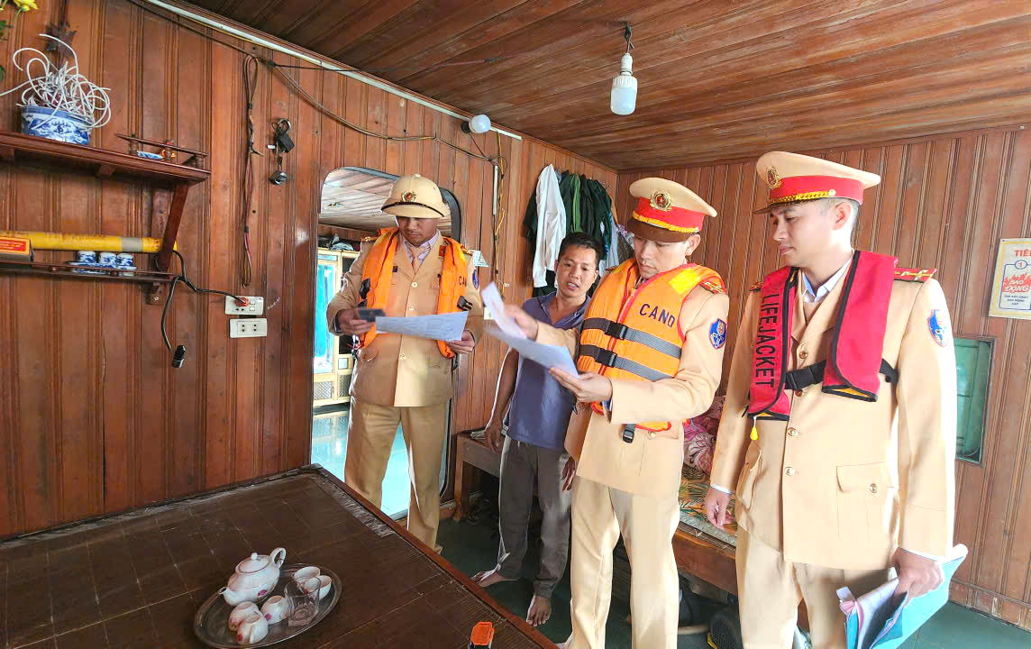 Phú Thọ tăng cường tuần tra, xử lý vi phạm, bảo đảm an toàn giao thông đường thủy- Ảnh 1. Phú Thọ tăng cường tuần tra, xử lý vi phạm, bảo đảm an toàn giao thông đường thủy- Ảnh 1.