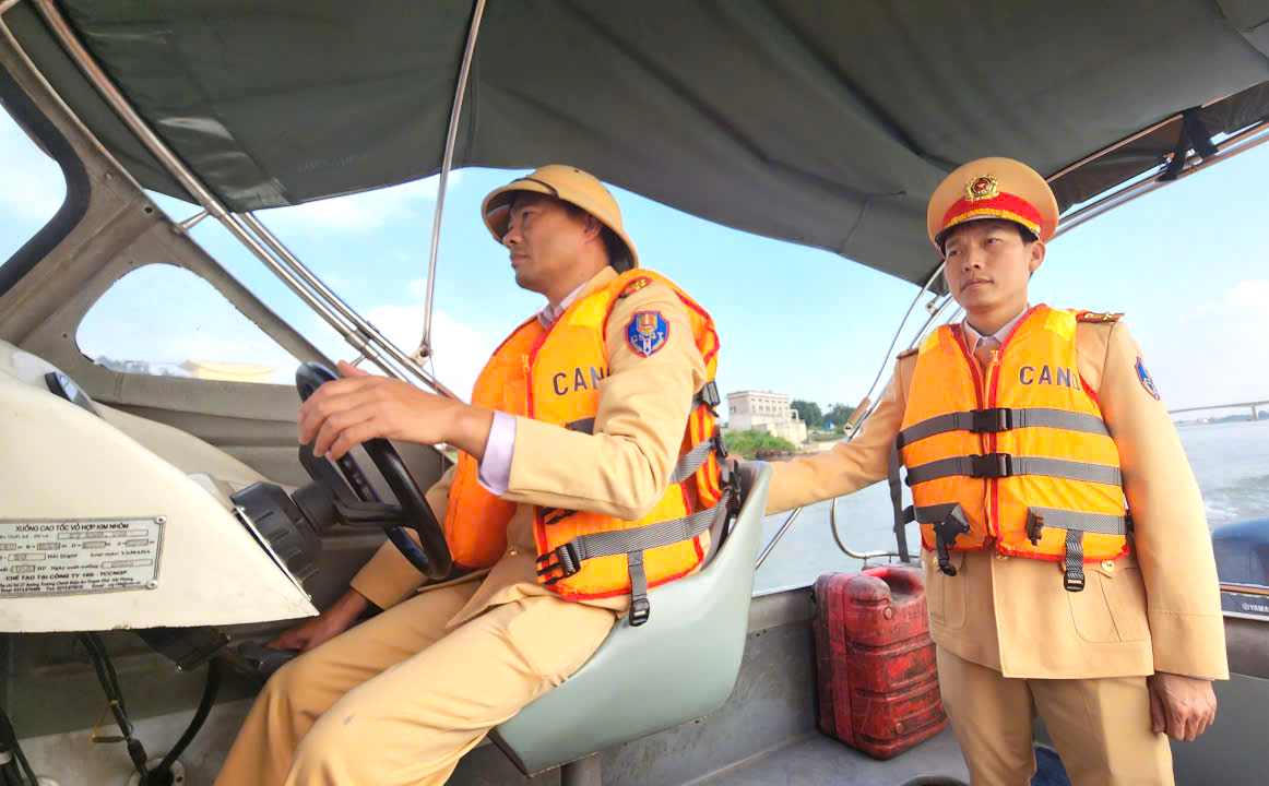 Phú Thọ tăng cường tuần tra, xử lý vi phạm, bảo đảm an toàn giao thông đường thủy- Ảnh 5. Phú Thọ tăng cường tuần tra, xử lý vi phạm, bảo đảm an toàn giao thông đường thủy- Ảnh 5.