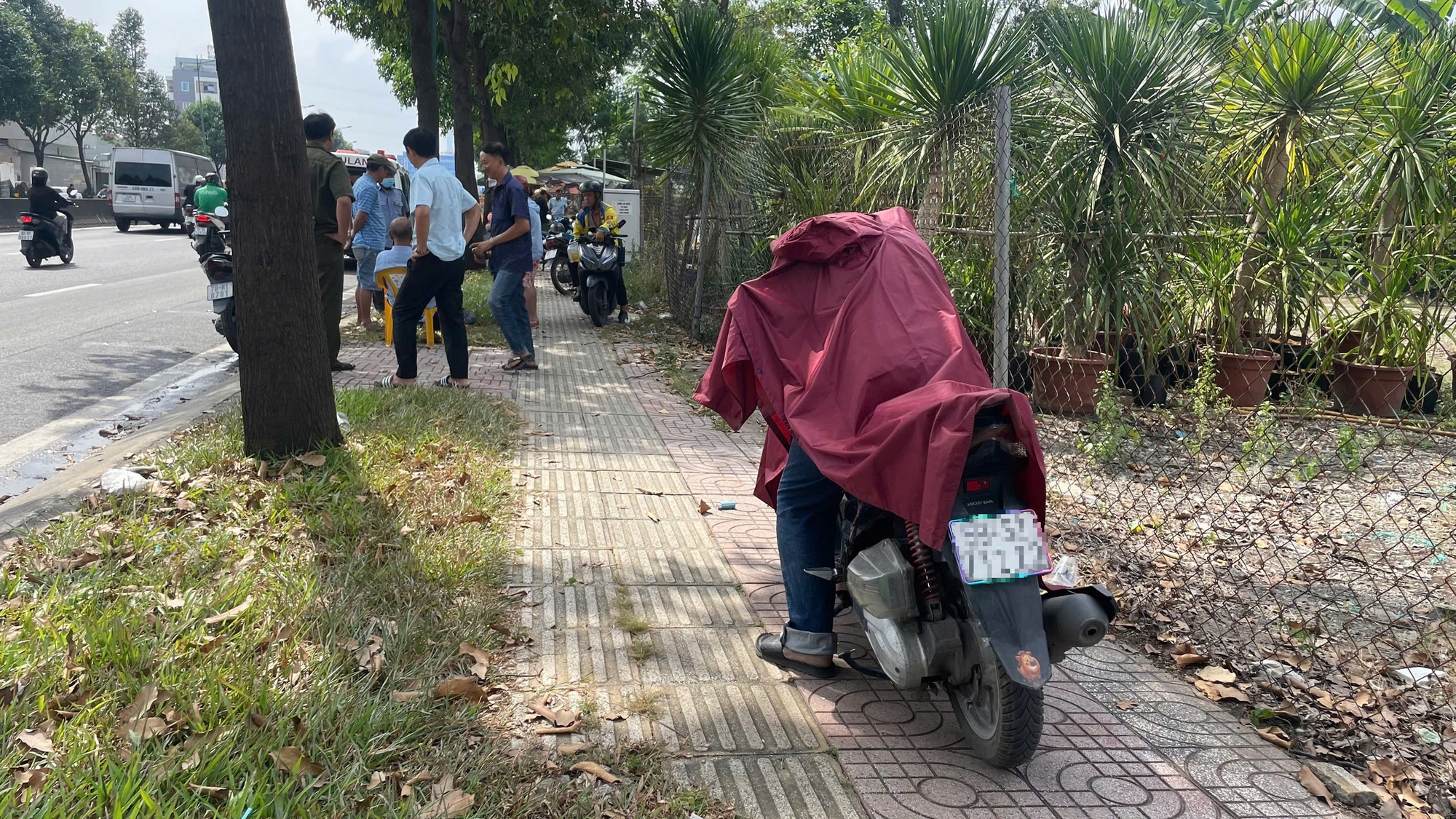 Người đàn ông gục đầu tử vong trên xe máy ở vỉa hè TP.HCM- Ảnh 1. Người đàn ông gục đầu tử vong trên xe máy ở vỉa hè TP.HCM- Ảnh 1.