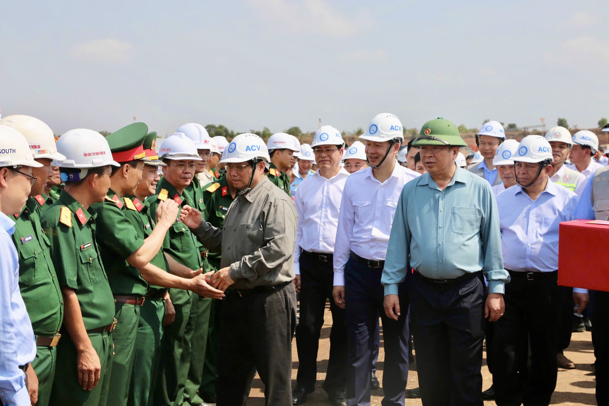 Thủ tướng chúc Tết, kiểm tra tại sân bay Long Thành- Ảnh 1.