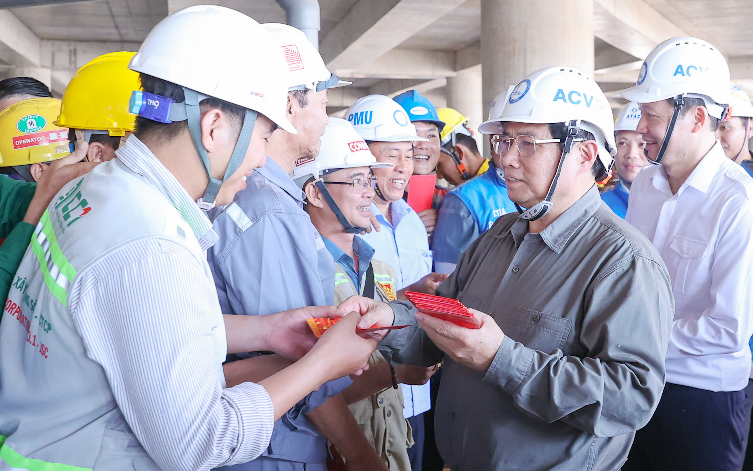 Thủ tướng chúc Tết, kiểm tra tại sân bay Long Thành