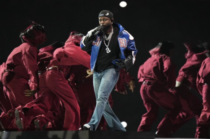 Kendrick Lamar bùng nổ sân khấu Super Bowl 2025 với bài hát chỉ trích Drake- Ảnh 2.