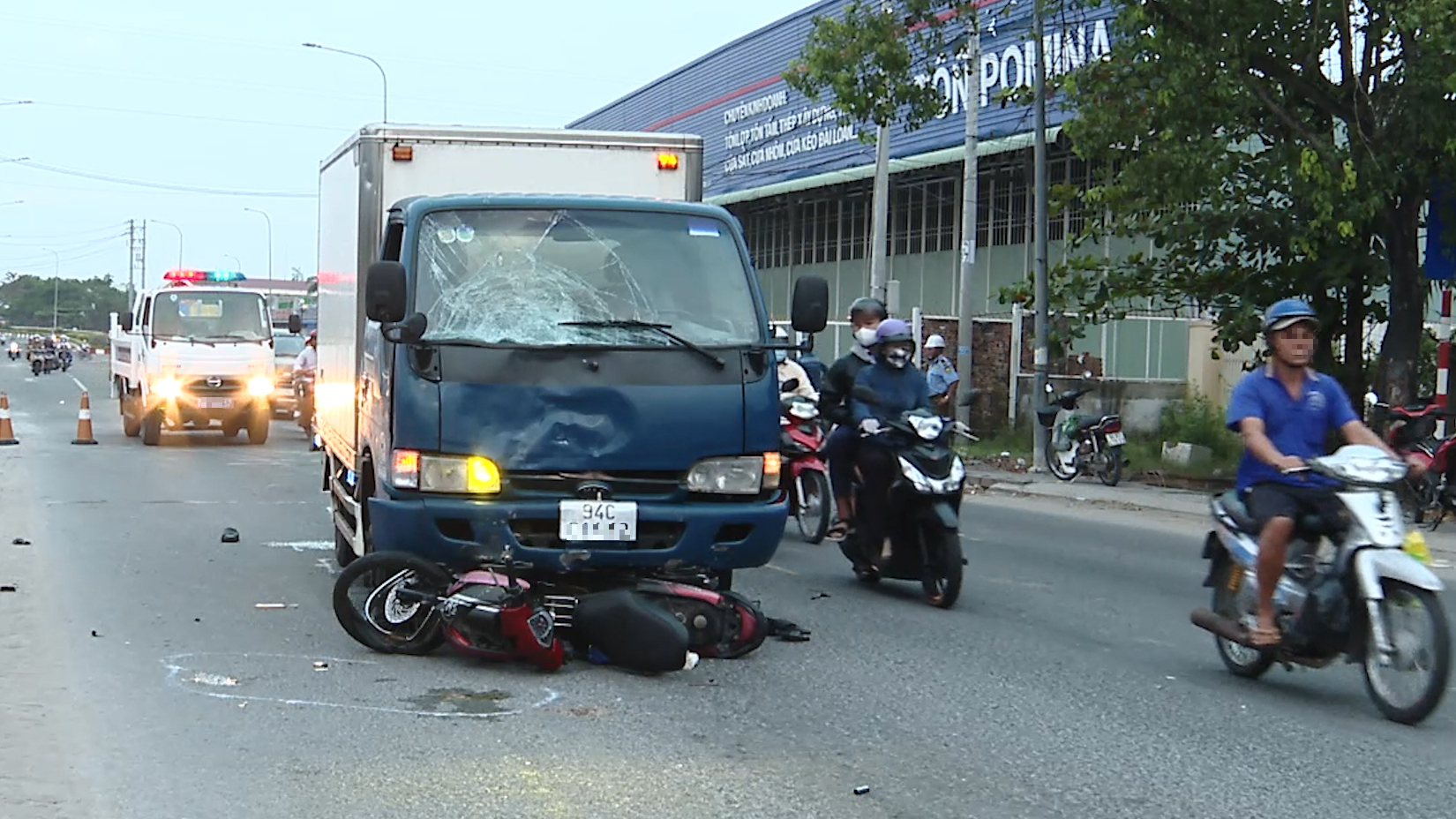 Va chạm xe tải lúc rạng sáng, người đàn ông tử vong tại chỗ- Ảnh 1.